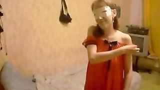 Муж порет молодую жену ладонью и плёткой и лижет ей бритую манду