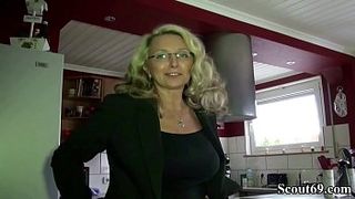 Старая немецкая проститутка не унимается и все еще удовлетворят своих давних постоянных клиентов