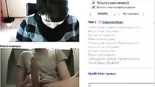 Мужик дрочит большой пенис на глазах у зрелых женщин и молодых девушек