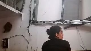 Толстожопая баба показывает в гараже свою большую попку и сиськи и мастурбирует