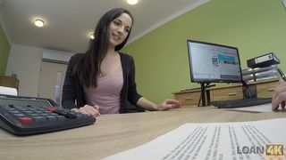 Собеседование привлекательной брюнетки закончилось проникновением во все дыры