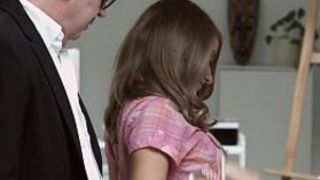 Горячая студентка трахается с очкастым профессором в студии